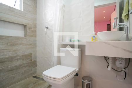 Casa à venda com 330m², 3 quartos e 6 vagasBanheiro da Suíte 2