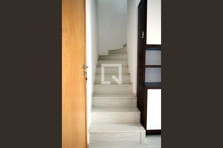 Escada para o piso superior de apartamento para alugar com 1 quarto, 45m² em Paraíso, São Paulo