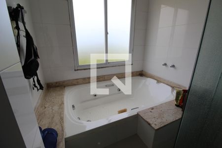 Casa à venda com 328m², 4 quartos e sem vagaBanheiro da suíte 2