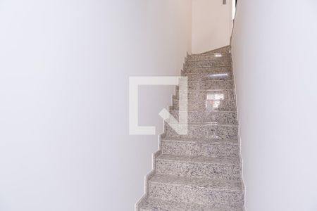 Casa à venda com 164m², 3 quartos e 3 vagas Casa à venda com 164m², 3 quartos e 3 vagasEscada