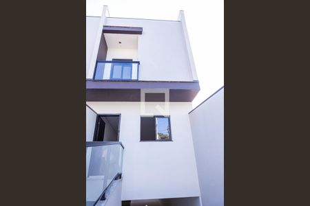 Casa à venda com 164m², 3 quartos e 3 vagas Casa à venda com 164m², 3 quartos e 3 vagasFachada