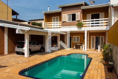 Casa à venda com 250m², 3 quartos e 3 vagasÁREA EXTERNA