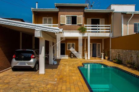 Casa à venda com 250m², 3 quartos e 3 vagasÁREA EXTERNA