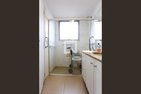 Apartamento à venda com 170m², 4 quartos e 3 vagas Apartamento à venda com 170m², 4 quartos e 3 vagasBanheiro da Suíte 1