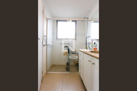 Apartamento à venda com 170m², 4 quartos e 3 vagas Apartamento à venda com 170m², 4 quartos e 3 vagasBanheiro da Suíte 1