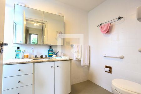 Apartamento à venda com 170m², 4 quartos e 3 vagas Apartamento à venda com 170m², 4 quartos e 3 vagasBanheiro da Suíte 1