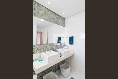 Casa à venda com 367m², 3 quartos e 4 vagasBanheiro da suíte 1