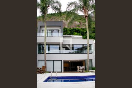 Casa à venda com 400m², 4 quartos e 3 vagasFachada interna dos fundos