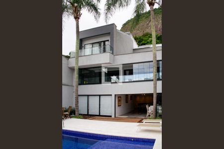 Casa à venda com 400m², 4 quartos e 3 vagasFachada interna dos fundos