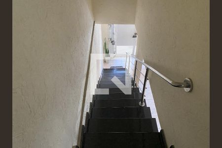 Casa à venda com 220m², 6 quartos e 2 vagasEscada