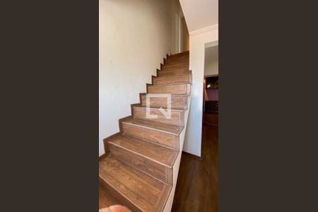 Casa à venda com 232m², 3 quartos e 2 vagasEscada