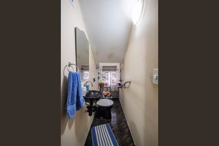 Lavabo de casa para alugar com 4 quartos, 250m² em Km 18, Osasco