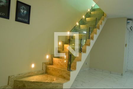 Casa de condomínio para alugar com 400m², 3 quartos e 2 vagasEscada