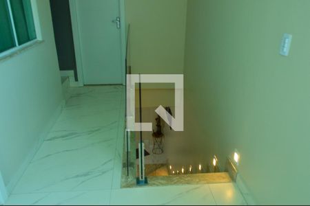 Casa de condomínio para alugar com 400m², 3 quartos e 2 vagasEscada 