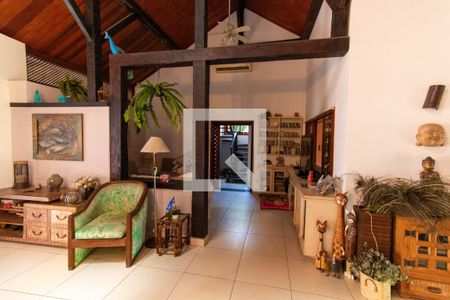 Sala de casa à venda com 7 quartos, 400m² em Maria Paula, Niterói