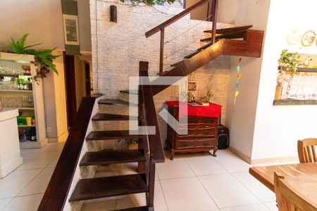 Casa à venda com 400m², 7 quartos e 5 vagasEscada