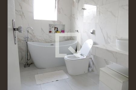 Casa para alugar com 392m², 5 quartos e 6 vagasBanheiro Social 1