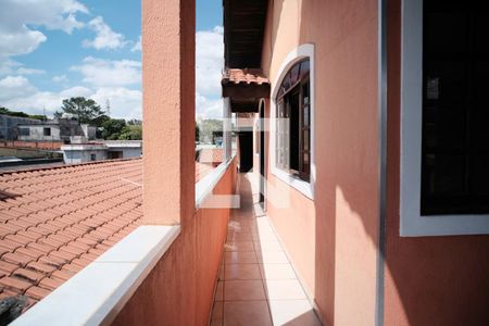 Casa à venda com 215m², 4 quartos e 4 vagas Casa à venda com 215m², 4 quartos e 4 vagasVaranda