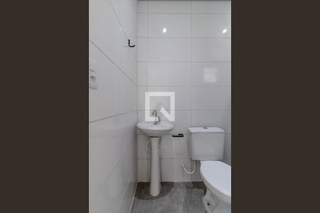 Banheiro de casa para alugar com 1 quarto, 28m² em Campo Limpo, São Paulo