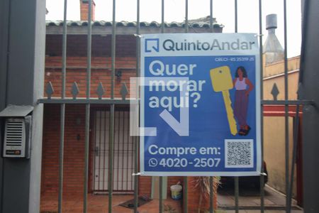 Casa à venda com 220m², 3 quartos e 2 vagas Casa à venda com 220m², 3 quartos e 2 vagasFachada