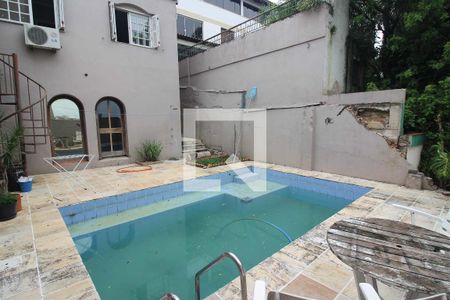 Casa à venda com 220m², 3 quartos e 2 vagas Casa à venda com 220m², 3 quartos e 2 vagasPiscina