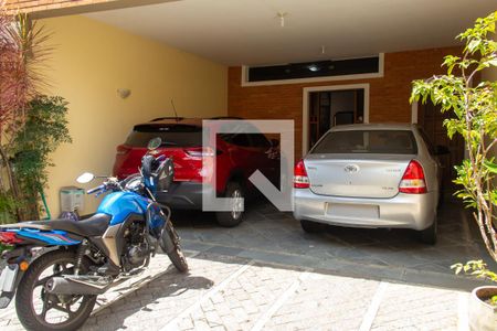 Casa à venda com 200m², 4 quartos e 4 vagas Casa à venda com 200m², 4 quartos e 4 vagasGaragem
