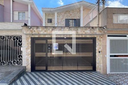 Casa à venda com 174m², 4 quartos e 2 vagas Casa à venda com 174m², 4 quartos e 2 vagasFachada