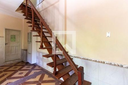 Casa para alugar com 138m², 2 quartos e 1 vaga Casa para alugar com 138m², 2 quartos e 1 vagaEscada