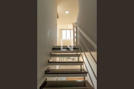 Apartamento para alugar com 150m², 2 quartos e 2 vagasEscadaria para Piso Superior