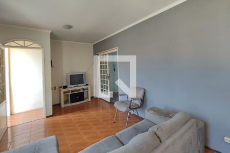 Sala de TV de casa à venda com 4 quartos, 240m² em Vila Orozimbo Maia, Campinas