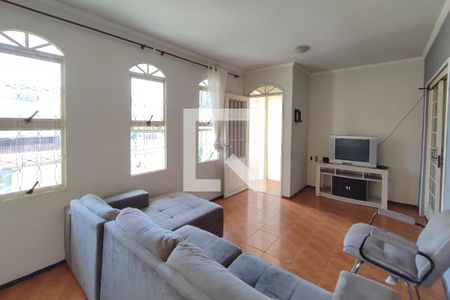 Sala de TV de casa à venda com 4 quartos, 240m² em Vila Orozimbo Maia, Campinas