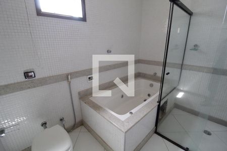 Apartamento para alugar com 240m², 3 quartos e 3 vagasBanheiro do quarto 1 