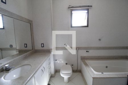Banheiro do quarto 1  de apartamento para alugar com 3 quartos, 240m² em Saraiva, Uberlândia