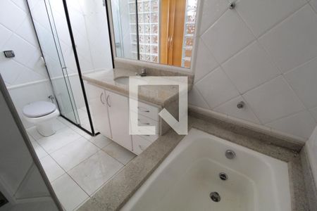 Apartamento para alugar com 240m², 3 quartos e 3 vagasBanheiro do quarto 2 