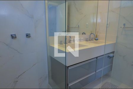 Casa de condomínio à venda com 484m², 6 quartos e 4 vagasBanheiro da Suíte 2