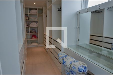 Casa de condomínio à venda com 484m², 6 quartos e 4 vagasCloset da suíte 2