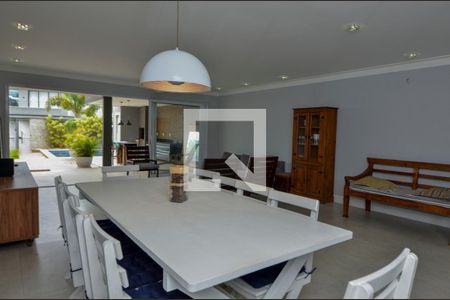 Sala de casa de condomínio à venda com 6 quartos, 484m² em Recreio dos Bandeirantes, Rio de Janeiro