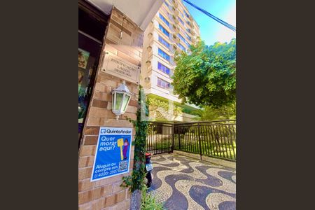 Apartamento à venda com 100m², 3 quartos e 1 vaga Apartamento à venda com 100m², 3 quartos e 1 vagaFachada com cartaz QA