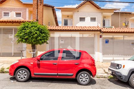 Casa à venda com 153m², 3 quartos e 2 vagas Casa à venda com 153m², 3 quartos e 2 vagasFachada