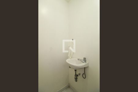 Banheiro social de kitnet/studio para alugar com 0 quarto, 25m² em Copacabana, Rio de Janeiro