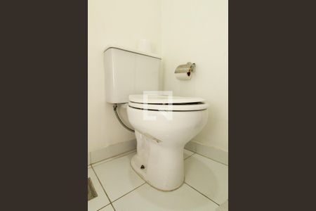 Banheiro social - vaso de kitnet/studio para alugar com 0 quarto, 25m² em Copacabana, Rio de Janeiro