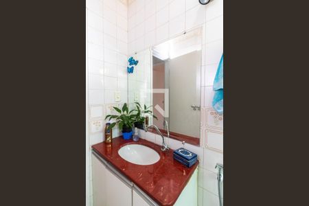 Banheiro de apartamento à venda com 2 quartos, 60m² em Santa Efigênia, Belo Horizonte