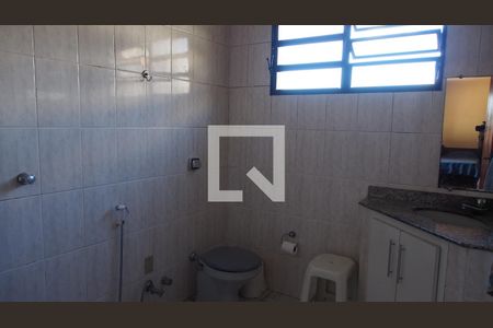 Casa à venda com 303m², 4 quartos e 4 vagasBanheiro da Suíte