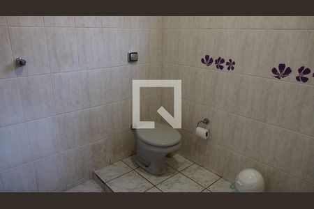 Casa à venda com 303m², 4 quartos e 4 vagasBanheiro 2