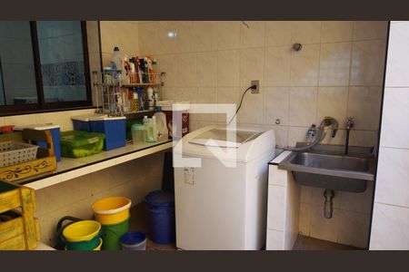 Casa à venda com 303m², 4 quartos e 4 vagasLavanderia