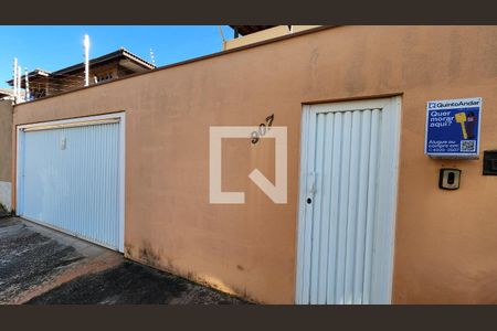 Casa à venda com 303m², 4 quartos e 4 vagas Casa à venda com 303m², 4 quartos e 4 vagasFachada