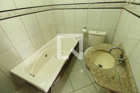 Banheiro da Suíte de casa de condomínio para alugar com 2 quartos, 60m² em Irajá, Rio de Janeiro