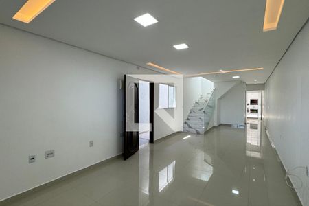 Sala de casa para alugar com 4 quartos, 250m² em Jardim Tupanci, Barueri