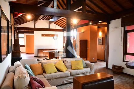 Sala de casa de condomínio para alugar com 3 quartos, 500m² em Vila de São Fernando, Cotia
