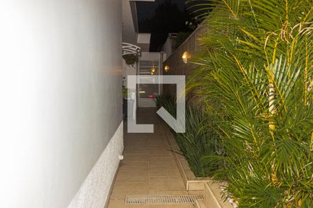 Casa à venda com 250m², 2 quartos e 2 vagasCorredor Lateral